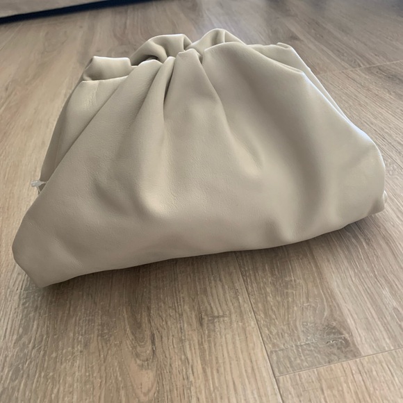 Bottega Veneta The Pouch Leather Clutch - Picture 7 of 16